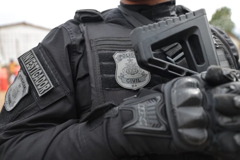 policial civil com arma
