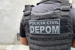 policial civil com colete escrito "depom"