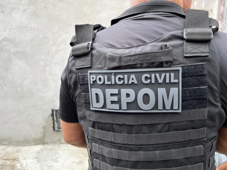 policial civil com colete escrito "depom"