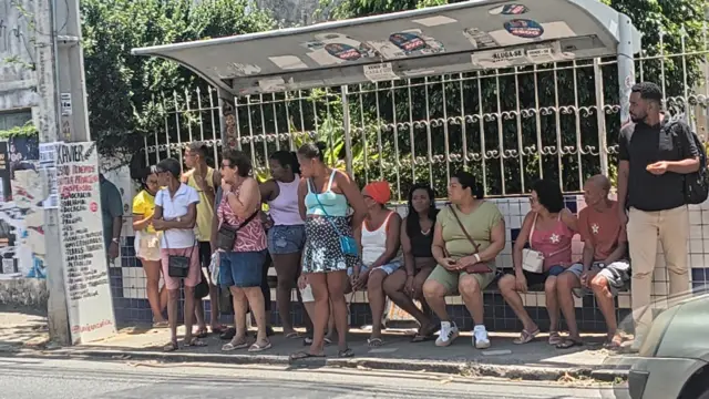 eleitores em ponto de ônibus em Salvador
