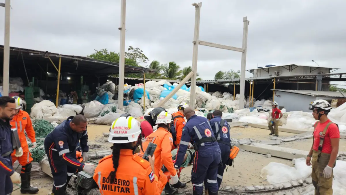 marquisa desaba em Pirajá, Salvador. Corpo de Bombeiros realizando o resgate das vítimas