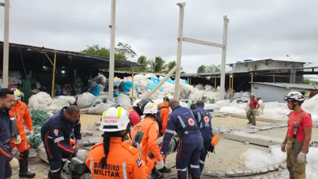 marquisa desaba em Pirajá, Salvador. Corpo de Bombeiros realizando o resgate das vítimas