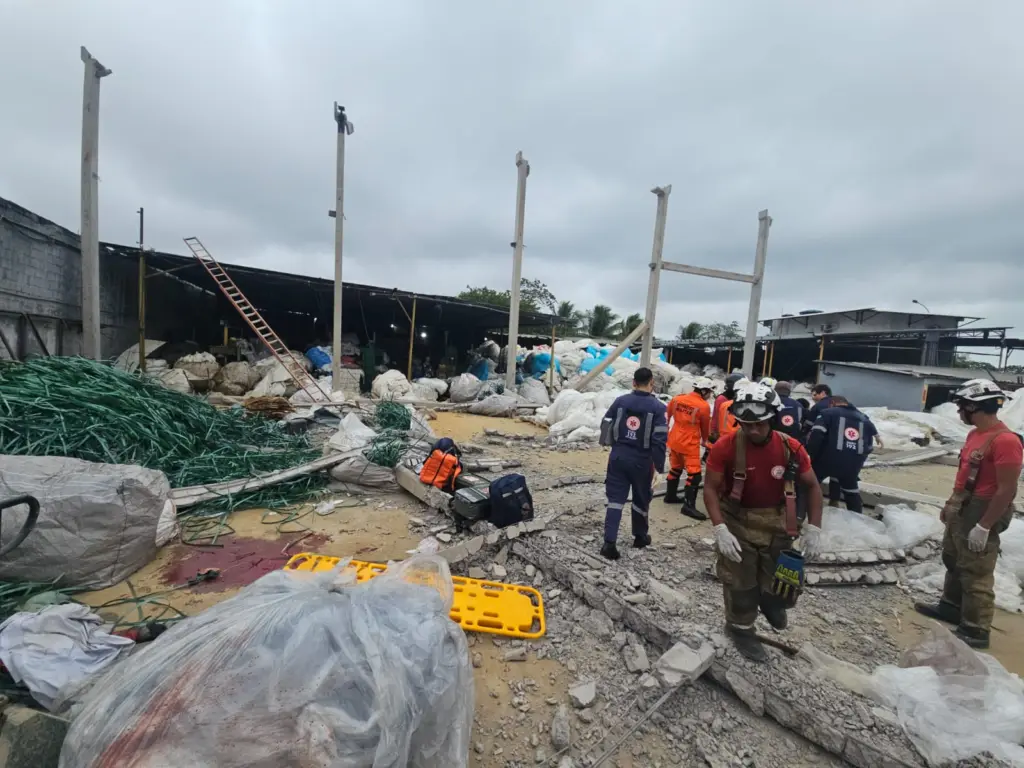 marquisa desaba em Pirajá, Salvador. Corpo de Bombeiros realizando o resgate das vítimas