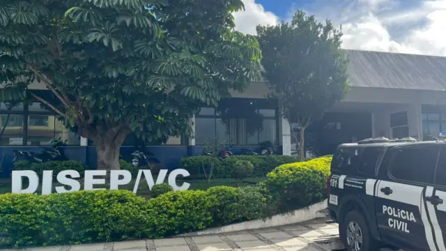 Carro da Polícia Civil estacionado em frente a ao DISEP