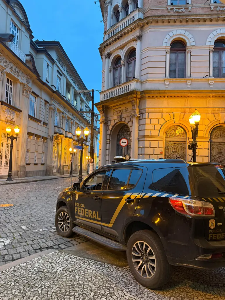 Carro da Polícia Federal em uma esquina de bairro nobre