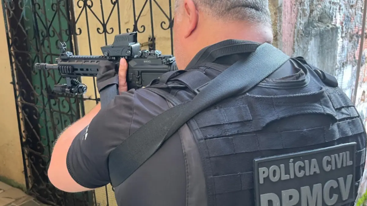 Policial civil com arma nas mãos, durante operação