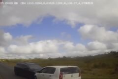 Dois automóveis envolvidos em colisão frontal na BR-101, em Alagoinhas, na Bahia.