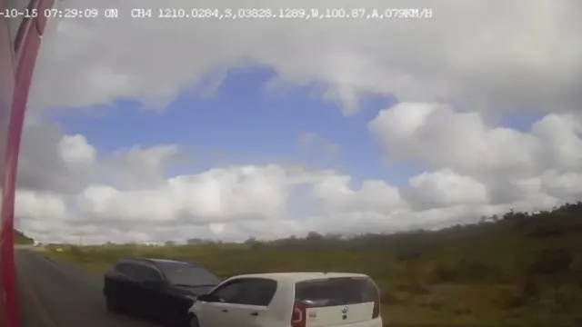 Dois automóveis envolvidos em colisão frontal na BR-101, em Alagoinhas, na Bahia.