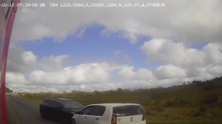 Dois automóveis envolvidos em colisão frontal na BR-101, em Alagoinhas, na Bahia.