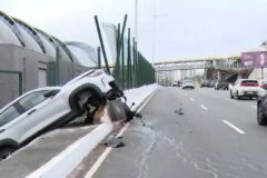 carro fica suspenso entre avenida e linha do metrô após acidente em salvador