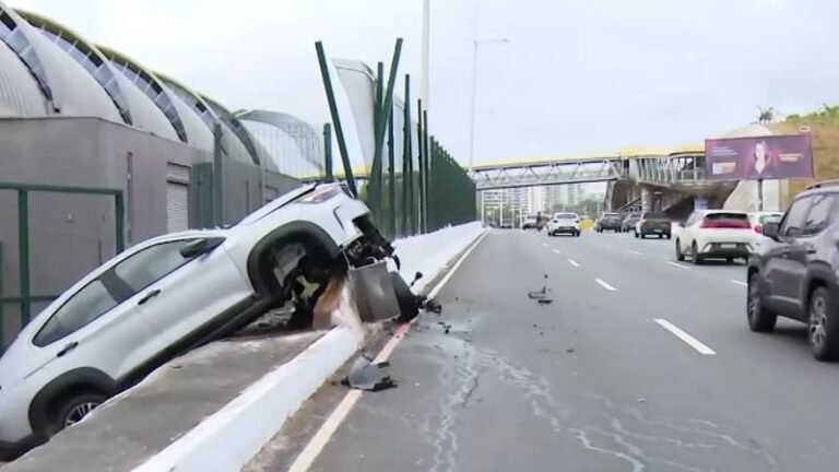carro fica suspenso entre avenida e linha do metrô após acidente em salvador