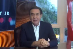 O apresentador Amaury Jr. em seu apartamento luxuoso em São Paulo, mostrando a sala de estar com objetos coloridos.