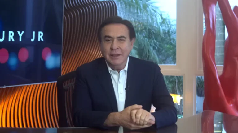 O apresentador Amaury Jr. em seu apartamento luxuoso em São Paulo, mostrando a sala de estar com objetos coloridos.
