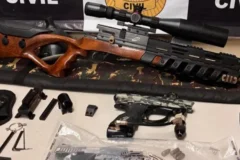 pistola e espingarda apreendidas em santo amaro