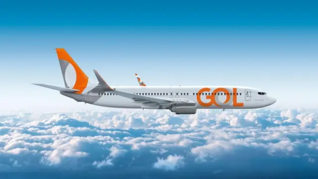 avião da gol sobrevoando