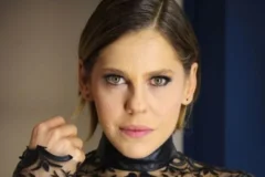 Bárbara Paz posa em seu apartamento em São Paulo, decorado com livros e obras de arte.