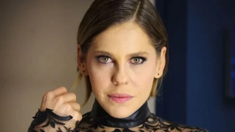 Bárbara Paz posa em seu apartamento em São Paulo, decorado com livros e obras de arte.