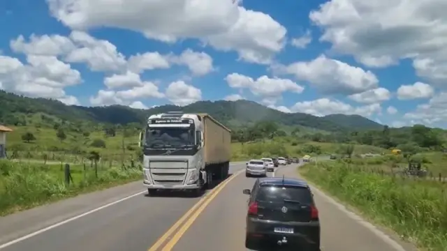 veículos trafegando pela BR-101 no sul da Bahia