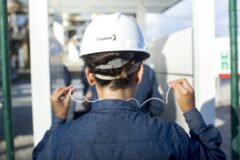 colaboradora com capacete da Braskem