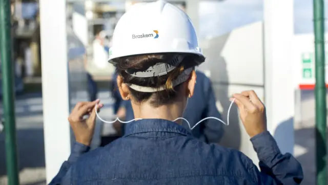 colaboradora com capacete da Braskem