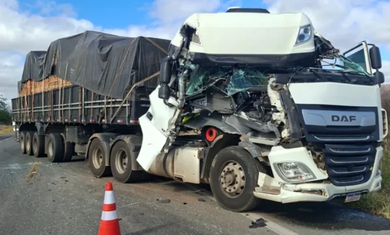 carreta atravessada na pista, com a cabine danificada após colisão
