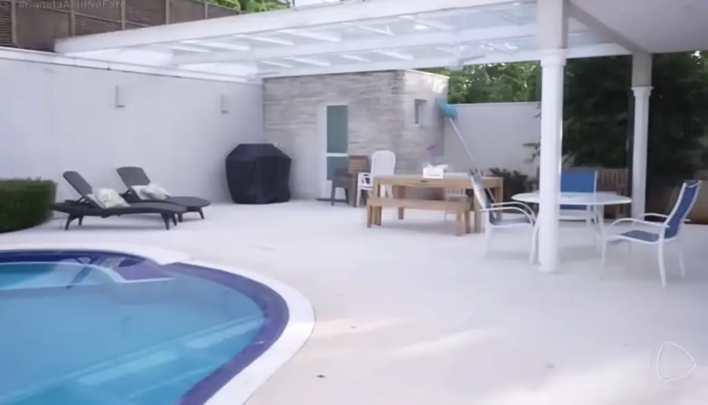 Área externa com piscina na residência do jornalista Reinaldo Gottino