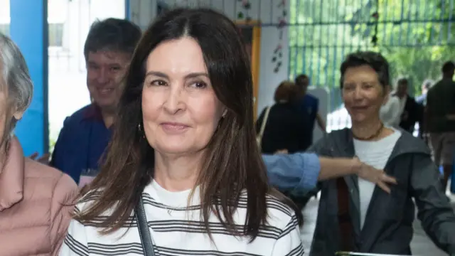 Fátima Bernardes vota acompanhada dos pais, Seu Amâncio Bernardes e Dona Eunice Bernardes, no segundo turno das Eleições 2026