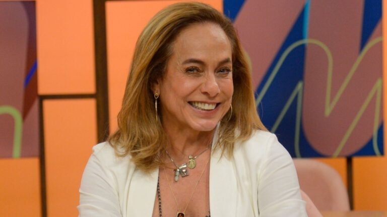 Cissa Guimarães sorrindo, em um registro de redes sociais