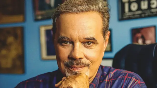 O ator Diogo Vilela em pose para foto promocional sobre sua carreira no teatro