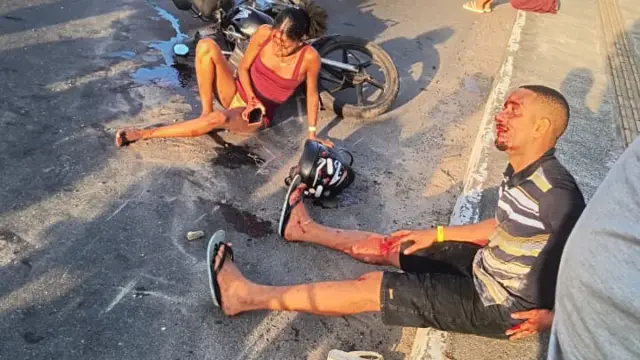 Óleo na pista provoca queda de moto e deixa duas pessoas feridas em Salvador