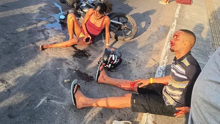 Óleo na pista provoca queda de moto e deixa duas pessoas feridas em Salvador