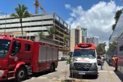 corpo de bombeiros e samu em frente a prédio onde elevador caiu