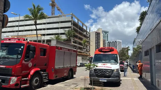 corpo de bombeiros e samu em frente a prédio onde elevador caiu