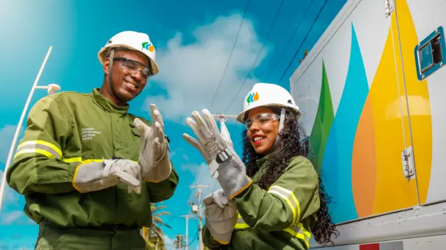 técnicos da coelba se preparando para um trabalho