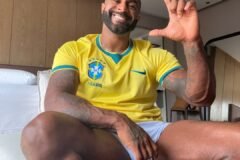 Baco Exu do Blues com a camisa da seleção brasileira e fazendo o sinal 'L' em apoio a Lula