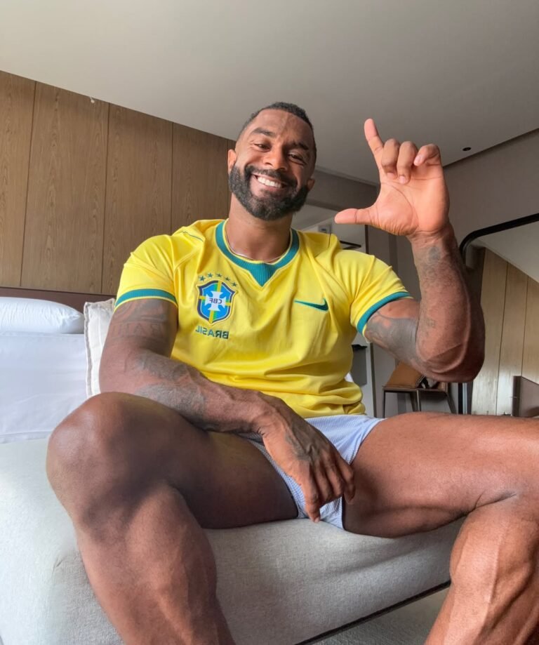 Baco Exu do Blues com a camisa da seleção brasileira e fazendo o sinal 'L' em apoio a Lula