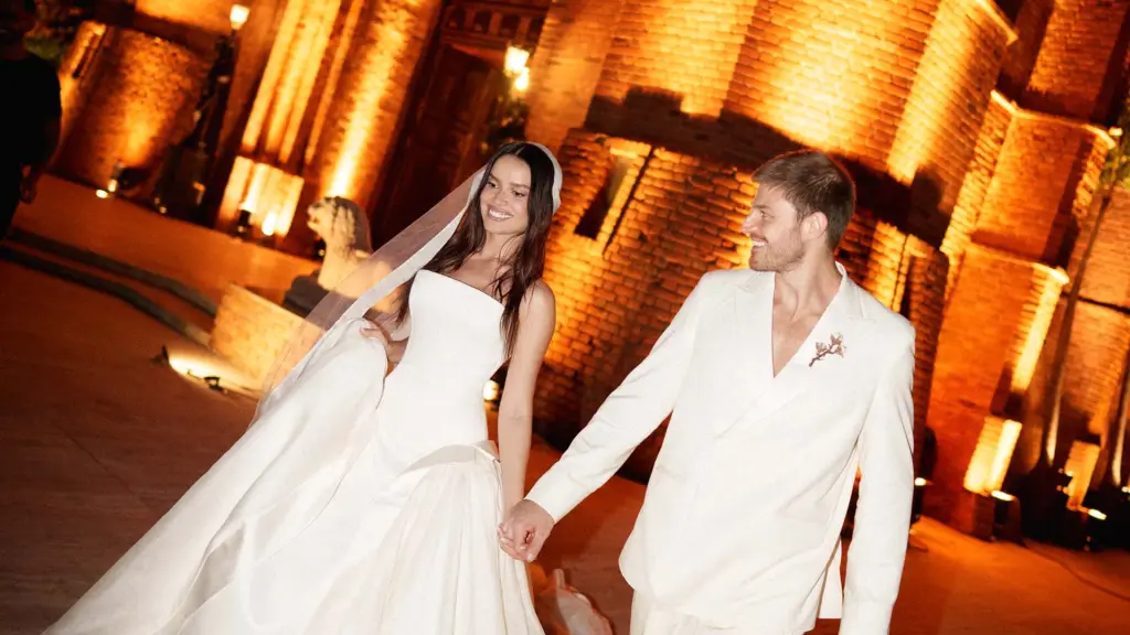 Juliette Freire e Kaique Cerveny sorridentes durante o casamento em Recife