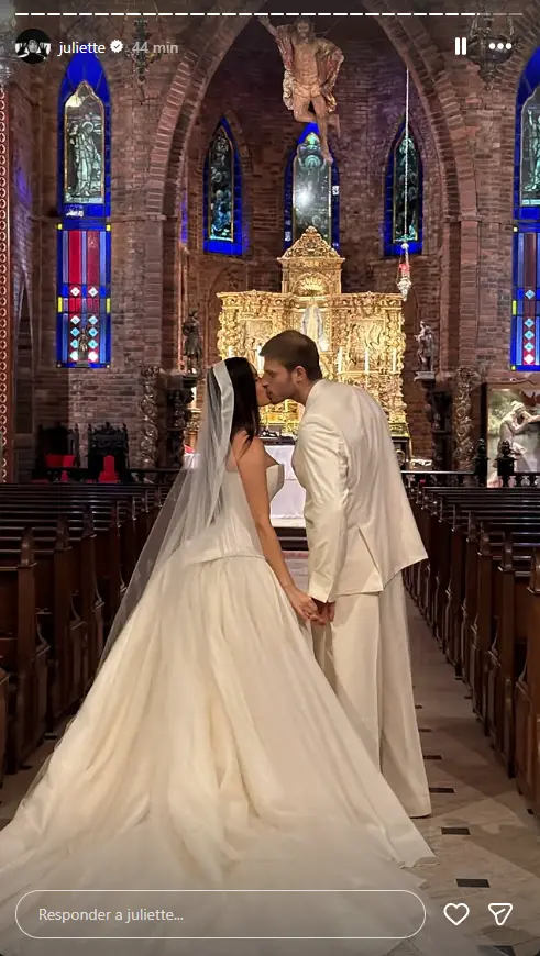 Juliette Freire e Kaique Cerveny no altar durante celebração religiosa