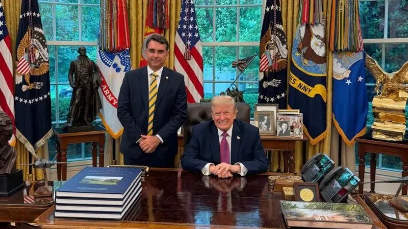 Flávio Bolsonaro em encontro com DOnald Trump antes do período eleitoral do Brasil