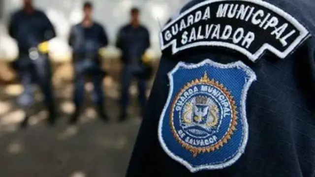 Homem é socorrido por guardas municipais após ser encontrado em estrutura elevada no bairro de Brotas