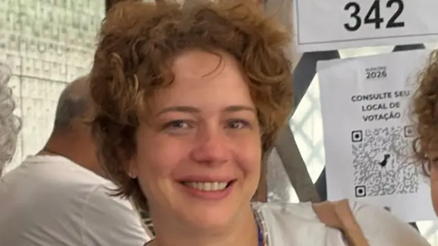 Leandra Leal sorri ao lado do marido Guilherme Burgos, dos filhos Júlia e Damião, e da mãe Angela Leal, em dia de votação.
