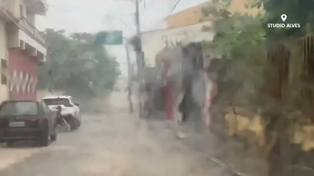 Temporal provoca alagamentos e reacende preocupação com enchentes em Macaúbas