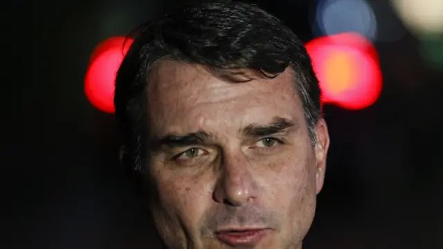 O senador Flávio Bolsonaro, fala com jornalistas em frente do condomínio onde seu pai, ex presidente Jair Bolsonaro cumpri prisão domiciliar. Foto: Bruno Peres/Agência Brasil