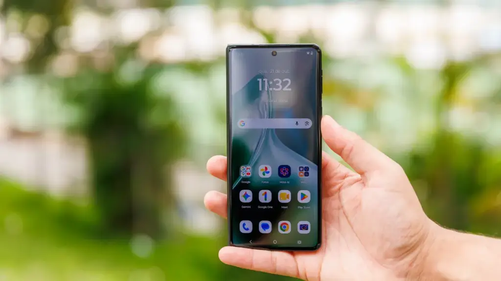 Motorola Razr Fold dobrado em sobreposição sobre uma mesa