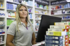 A balconista Jeisiane Magalhães dá entrevista à Agência Brasil sobre o impacto da escala de trabalho 6x1.