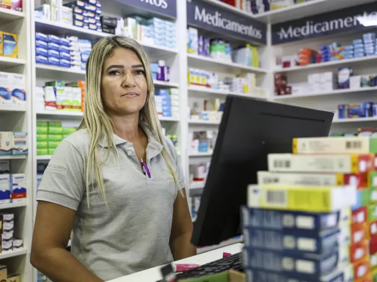 A balconista Jeisiane Magalhães dá entrevista à Agência Brasil sobre o impacto da escala de trabalho 6x1.