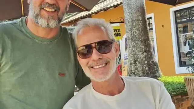 Nico Puig e o marido Jefferson Lattari em momento de carinho