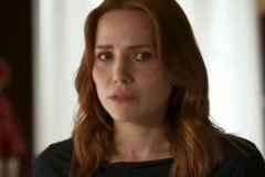 Adriana (Leticia Colin) em cena da novela 'Quem Ama Cuida' com expressão determinada