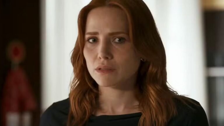 Adriana (Leticia Colin) em cena da novela 'Quem Ama Cuida' com expressão determinada
