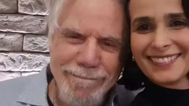 Reginaldo Faria e Joana Werneck, sua namorada, sorrindo durante um jantar no Rio de Janeiro